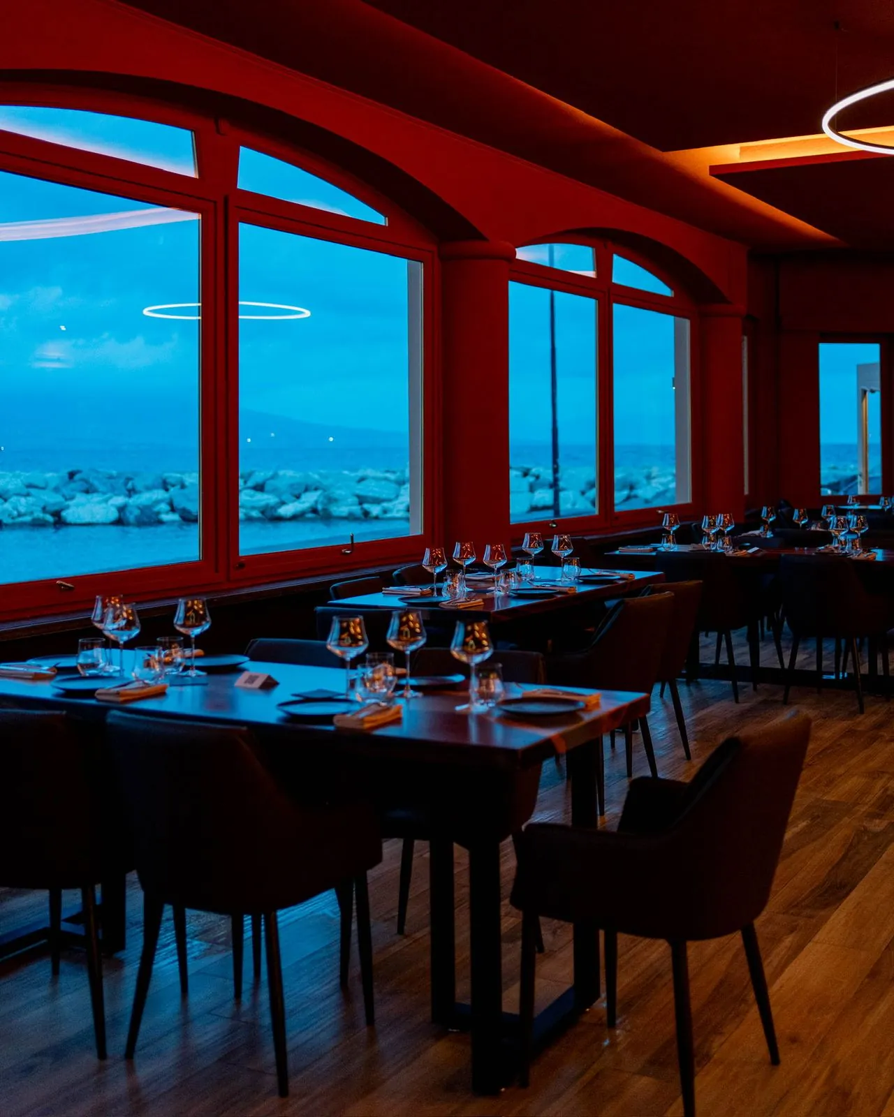 La sala con le grandi finestre sul Golfo