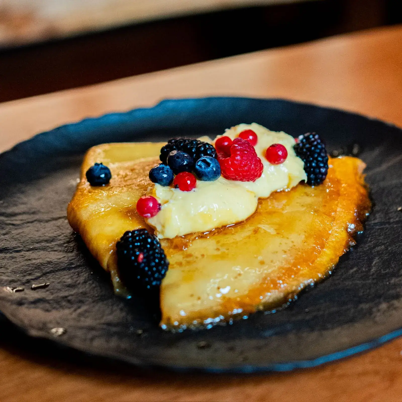 Dolce con crema e frutti di bosco