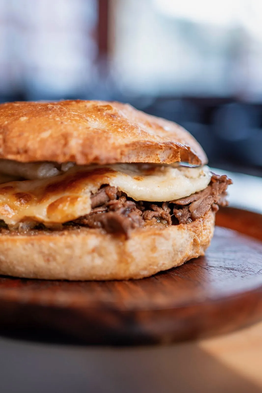 Panino con carne e formaggio fuso