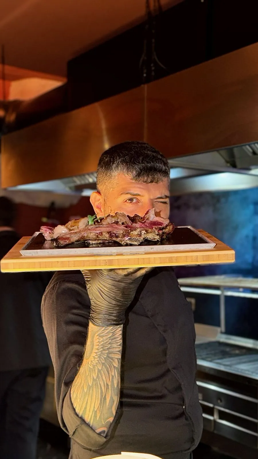 Un tagliere di carne portato in sala