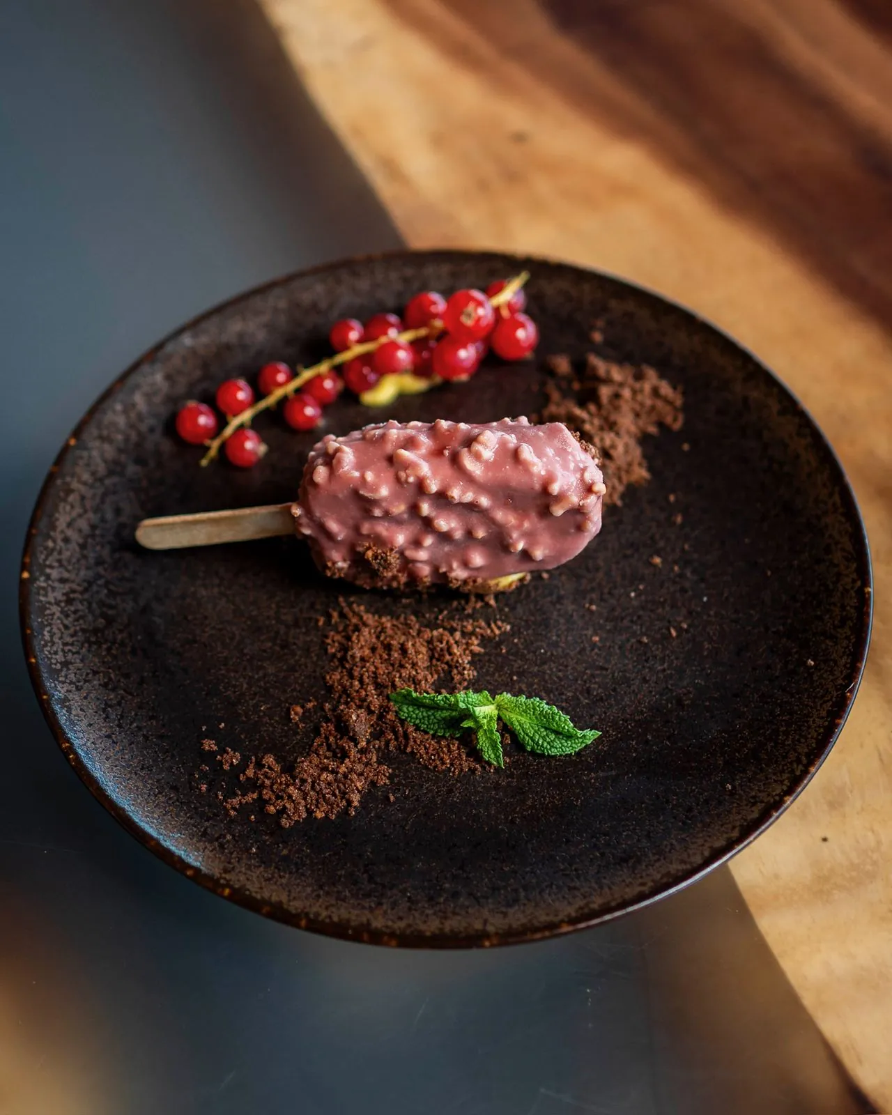 Dolce su stecco con granella e ribes